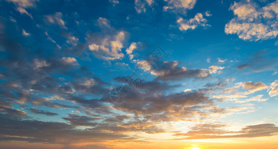 蓝色和橙日落天空有阳光照耀图片