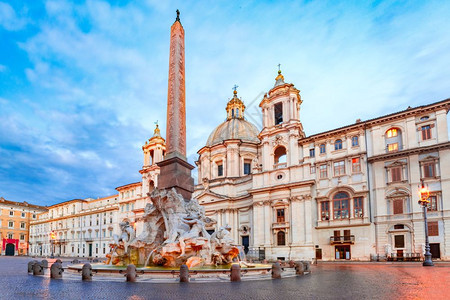 早上在意大利罗马的纳沃广场清晨在意大利罗马著名的纳沃广场上用埃及方尖碑和圣艾格尼西教堂的四河喷泉图片