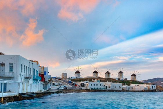 希腊圣托里尼日出时的传统风车希腊岛Mykonos岛的风车景希腊日出时云雾风车图片