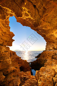 日落成洞穴自然构图片