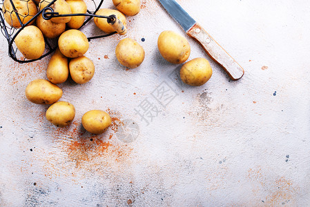 餐桌上生土豆篮子里图片
