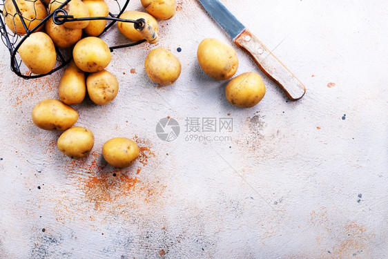 餐桌上生土豆篮子里图片
