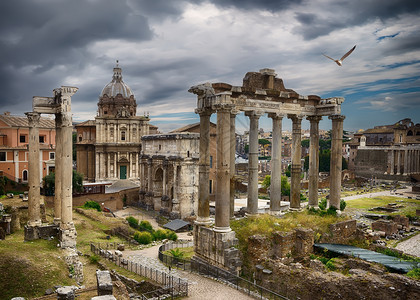 罗马论坛的废墟和雷声图片