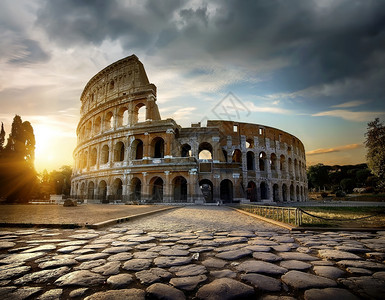 日落在意大利罗马的Colosseum上图片