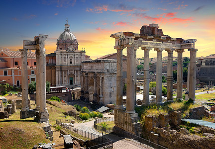 意大利日落时罗马论坛的寺庙和废墟意大利罗马论坛的寺庙和废墟图片