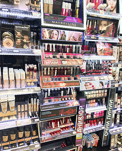 保加利亚索非2018年3月4日在索非亚塞尔迪卡中心的化妆品销售图片