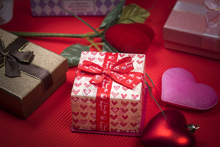 红色背景情人节的礼物盒图片