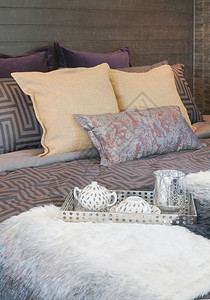床上的咖啡托盘床铺有时髦的和背景枕头图片