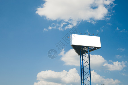 空白的广告牌对抗蓝云天空白的大广告牌对抗蓝云天空图片