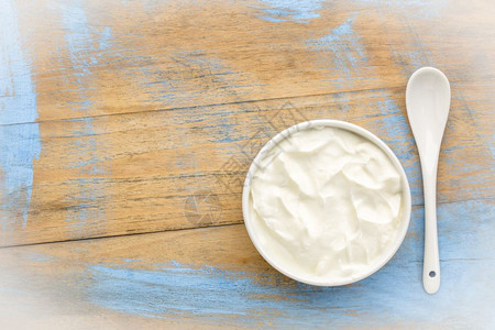希腊酸奶碗顶层在白陶瓷碗中生活有机希腊酸奶图片