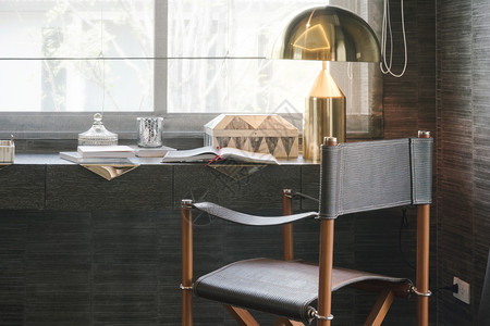 现代工作室配有木制椅子书和灯具的工作桌图片