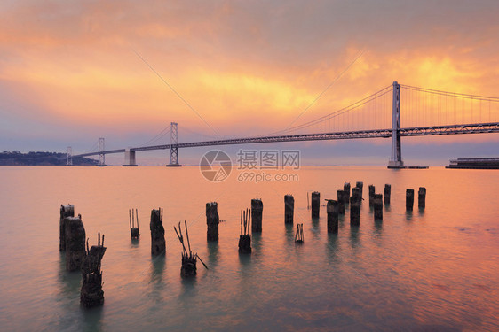 日落时湾桥美国加利福尼亚州旧金山图片