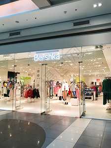 保加利亚布尔斯2018年3月9日Bershka商店在MallGalleriaBurgasBershka是一家服装零售公司保加利亚图片
