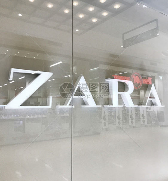 保加利亚Burgas2018年3月9日著名的Zara品牌LogoZara是西班牙服装和配件零售商总部设在加利西亚Arteixo图片