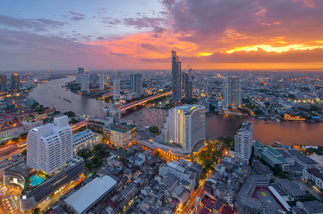 日落时的ChaoPhraya河泰国曼谷图片