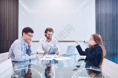 忙碌的商务人士在一个会议室开MultitaskTetterwo忙的商务人士在一个会议室开Multitask团队工作活动团队工作活图片