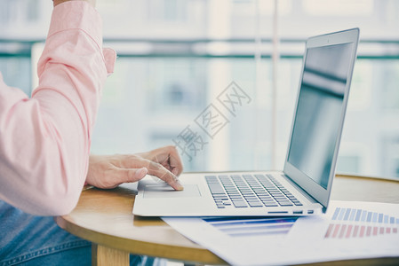 在商业概念中使用膝上型笔记本电脑与复制空间接近手图片