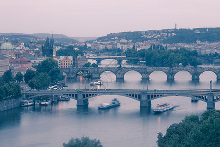 伏尔塔瓦河和夜间桥梁的景象捷克布拉格图片