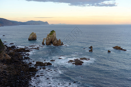 西班牙巴斯克州SanJuandeGaztelugatxe附近大西洋沿岸的落岩海图片