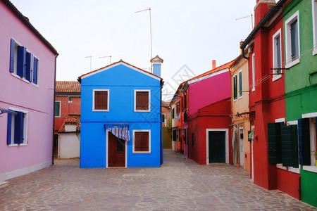 意大利威尼斯附近的布拉诺岛多彩房屋图片