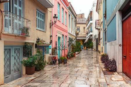 希腊雅典著名的普拉卡区希腊雅典老城雨天在著名的普拉卡区有楼梯的美丽舒适狭窄街道图片