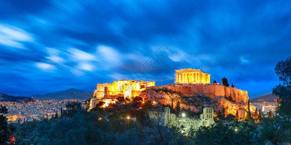希腊雅典的AcropolisHill和Pathenon希腊雅典的AcropolisHill和Pathenon在晚上蓝色时段加冕为图片
