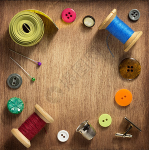 木制背景的缝纫工具木制表格背景的缝纫工具和附件图片