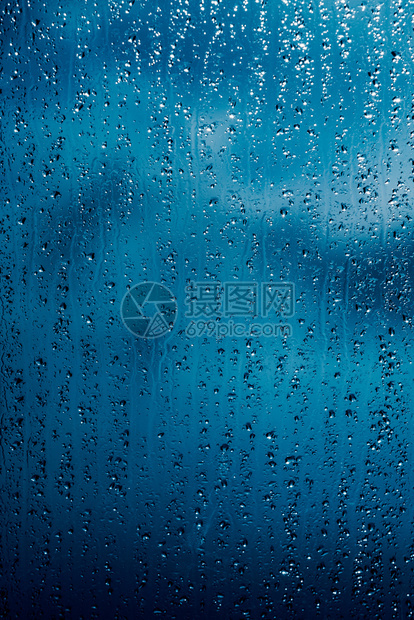 窗户上有雨滴图片