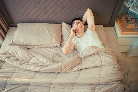 车上睡觉快乐的亚洲男人在床上打电话背景