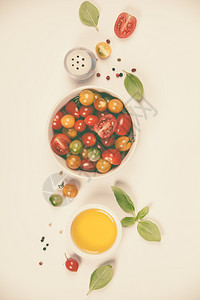 番茄沙拉配有新鲜番茄巴西和橄榄油的番茄巴西和橄榄油带复制品番茄沙拉带新鲜番茄巴西和橄榄油的番茄沙拉带新鲜番茄巴西和橄榄油的番茄沙图片