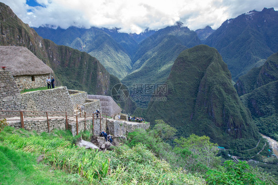 MACHUPICCHU十一月日游客在MACHUPICHU十一月的MachuPicchu地点行走游客于2015年月日在MachuP图片