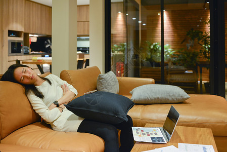 女商人晚上睡在沙发客厅图片