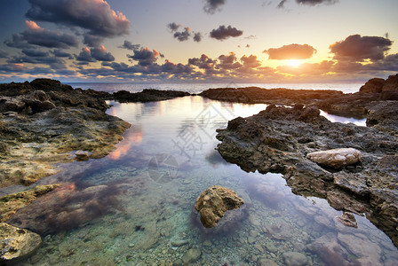 日落时海与岩石自然构成图片