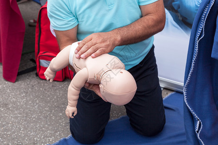 婴儿或童窒息急救培训图片
