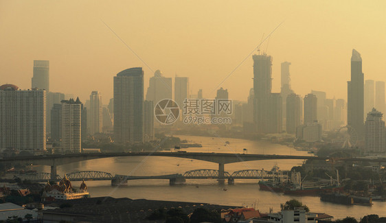 在泰国曼谷市与ChaoPhraya河搭乘的天梯图片