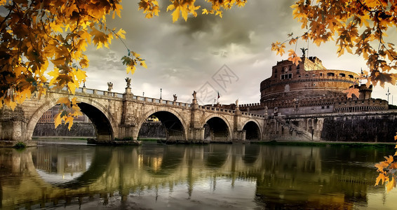 意大利秋天圣安杰洛罗马城堡和黄叶图片