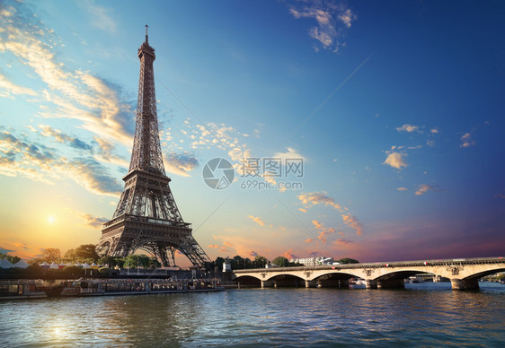 Eiffel铁塔和Iena桥位于法国巴黎塞纳河的Seine上图片
