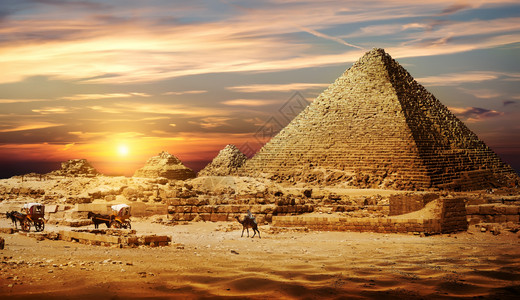 沙漠中的金字塔图片