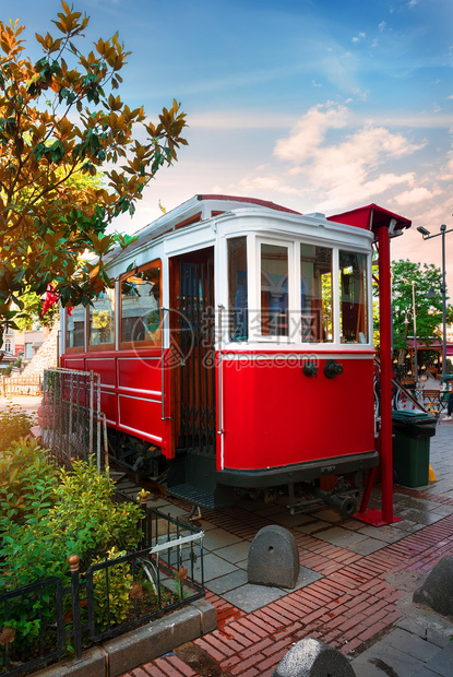 伊斯坦布尔街上的红旧电车图片