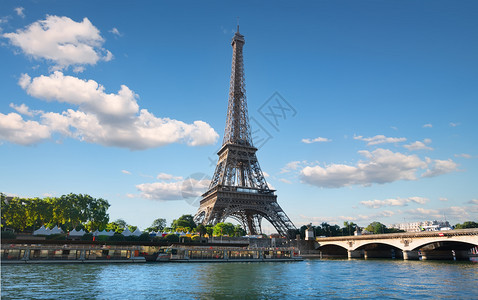 Eiffel铁塔和Iena桥位于法国巴黎塞纳河和桥梁流和桥梁图片