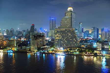 晚上在曼谷市下城泰国ChaoPhraya河图片