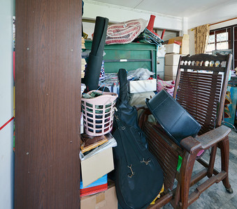 车库中废旧房屋垃圾杂乱不堪的储藏室图片