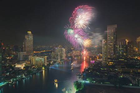 泰国ChaoPhraya河的曼谷新年图片