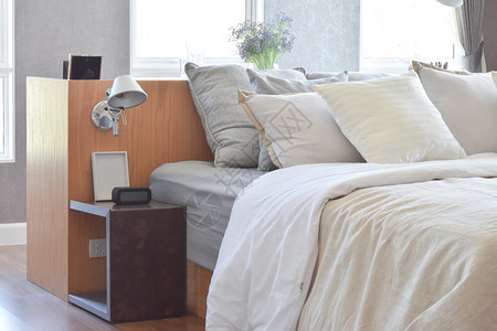 室内设计床上有白条纹枕头和装饰桌灯室内设计有白条纹枕头图片
