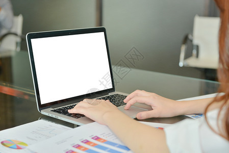 带空白屏幕图片和商业表的现代笔记本电脑图片