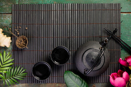 亚洲食品背景深生背景的茶叶和筷子顶视平的板亚洲茶叶概念图片