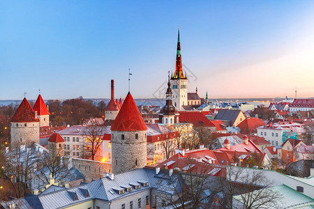 爱沙尼亚塔林老城的空中景象上午与世纪老城圣奥拉夫浸信会教堂和塔林城墙的空中市景象爱沙尼亚塔林图片
