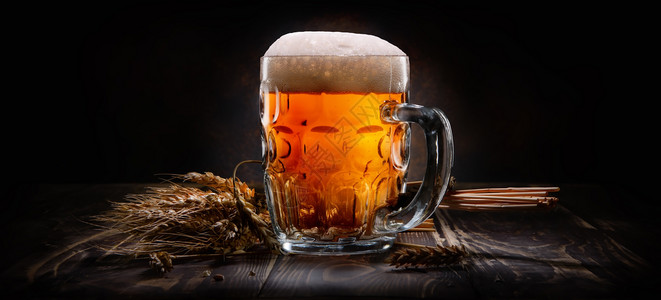 酒杯啤和木桌和黑色背景的啤酒黑色背景的啤酒图片