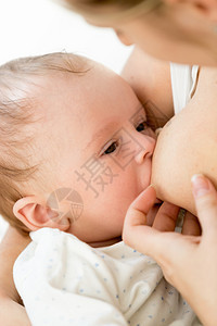 婴儿吃母乳图片