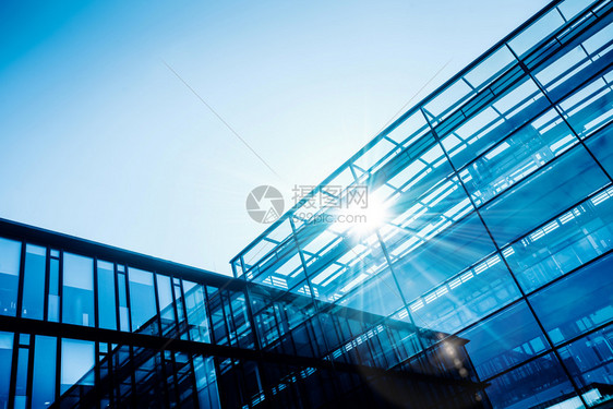蓝色的天空中有太阳光束的天窗玻璃外观现代的天窗玻璃外观有太阳光束的天窗玻璃外观现代的建筑物图片